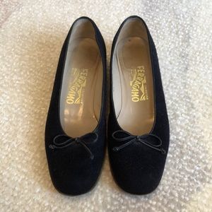 Like-New Ferragamo vintage suede flats with Bow - 7.5M black